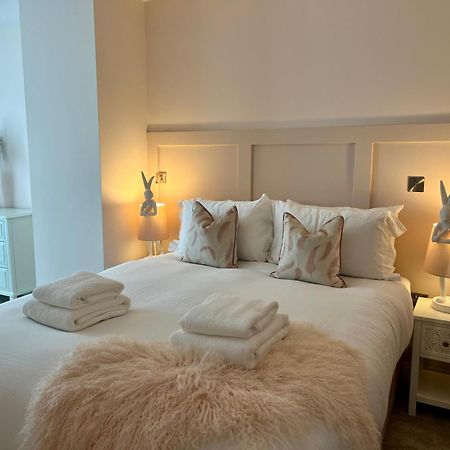 The Pink Palace At Ryedale House 요크 외부 사진