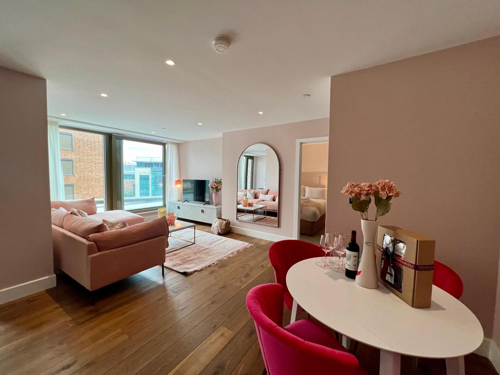 The Pink Palace At Ryedale House 요크 외부 사진